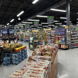 Publix Super Market - Wide open clean main aisle way