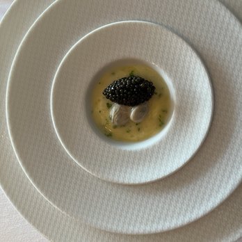 Per Se - Sígnature caviar dish with tapioca pearls and oyster - French Near Me - New York, New York