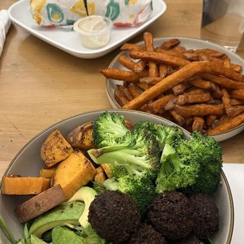 Vegan grill - Bowl with falafel, mixed greens, quinoa, broccoli, plantains, sweet potatoes, and avocado - Vegan Near Me - New York, New York Vegan grill - Bowl with falafel, mixed greens, quinoa, broccoli, plantains, sweet potatoes, and avocado - Vegan Near Me - New York, New York