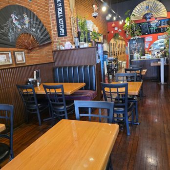 Wok n Roll Kitchen - Plenty of comfortable furniture for an excellent dining experience. - Asian Fusion Near Me - Roanoke, Virginia