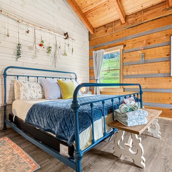 A Kings Lodge - second king bedroom in Cherokee Hill cabin - Vacation Rentals Near Me - Sevierville, Tennessee A Kings Lodge - second king bedroom in Cherokee Hill cabin - Vacation Rentals Near Me - Sevierville, Tennessee