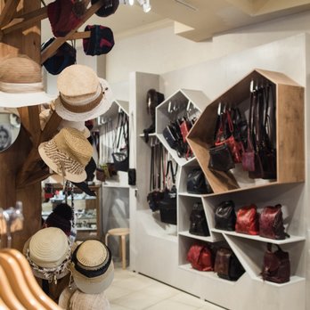 Atelier la Pomme - Atelier La Pomme intérieur, produits québécois - Women's Clothing Near Me - Quebec City, Quebec Atelier la Pomme - Atelier La Pomme intérieur, produits québécois - Women's Clothing Near Me - Quebec City, Quebec