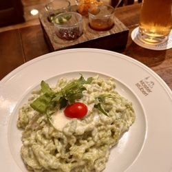 Klosterstüberl - Spinatkässpatzen, dazu Preiselbeeren, Zwiebelsoße, Röst- und Lauchzwiebeln - schöne Idee, dass man selbst verfeinern kann!
