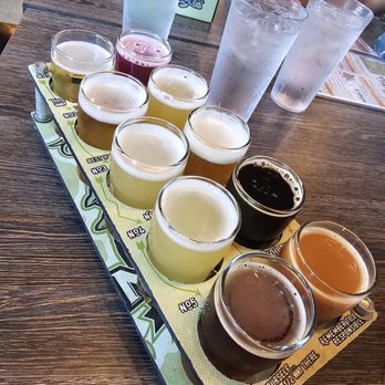 Pig Minds Brewing - Beer flight - Brewpubs Near Me - Machesney Park, Illinois