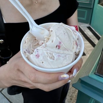 Arethusa Farm - Strawberry Ice Cream - Ice Cream & Frozen Yogurt Near Me - New Haven, Connecticut Arethusa Farm - Strawberry Ice Cream - Ice Cream & Frozen Yogurt Near Me - New Haven, Connecticut