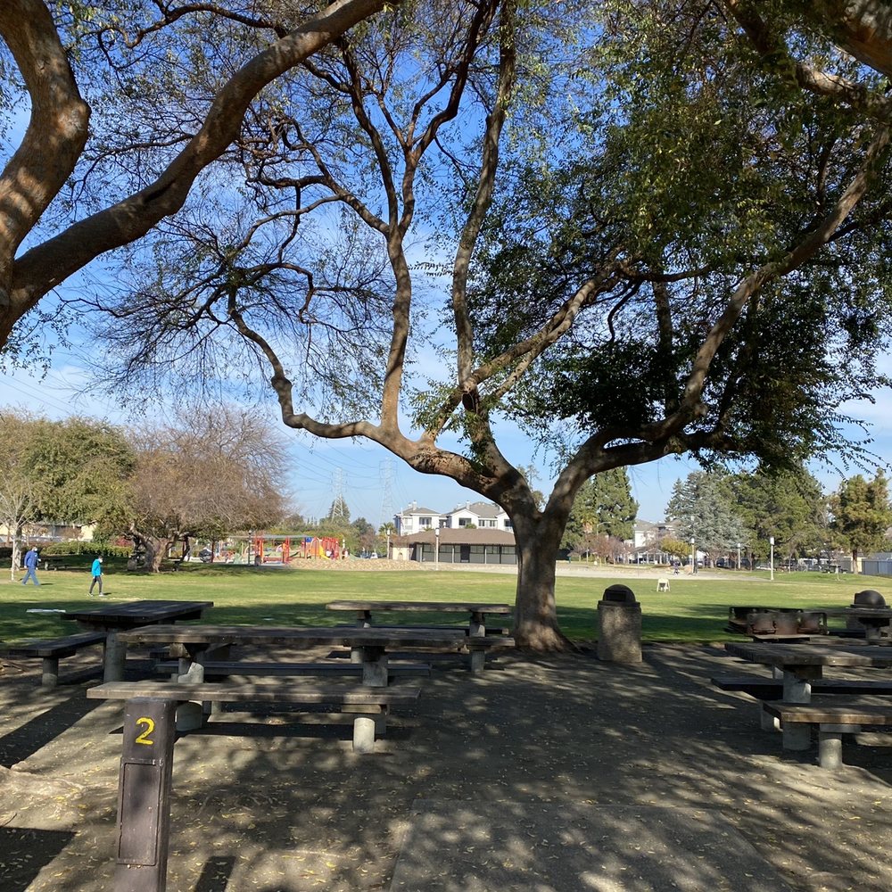 Braly Park - Shaded picnic tables , huge field - Parks Near Me - Sunnyvale, California