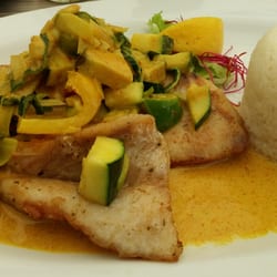 Byl's Fisshus - Rotbarsch in einer leckeren Currysauce. Reis als Beilage.