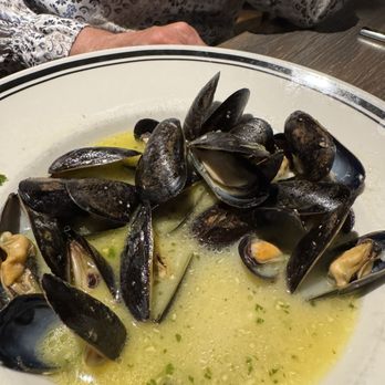 Speaks Clam Bar - St. Armands Circle - Mussels are amazing !!!!!! - Seafood Near Me - Sarasota, Florida