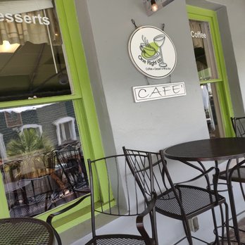 One Flight Up Cafe - the outside of the restaurant - Salad Near Me - Mount Dora, Florida