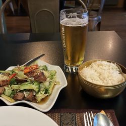 My Thai Son - Wenig Fleisch, fast rohes Gemüse: "Phad Pak Kana Moo Krob"