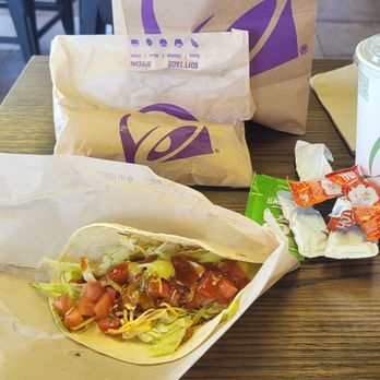 Taco Bell - Getting a quick taco snack! - Fast Food Near Me - Hilo, Hawaii Taco Bell - Getting a quick taco snack! - Fast Food Near Me - Hilo, Hawaii