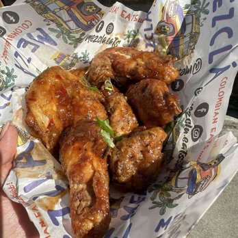 Mezclá Colombian Eats - Spicy tamarind chicken wings - Food Trucks Near Me Mezclá Colombian Eats - Spicy tamarind chicken wings - Food Trucks Near Me