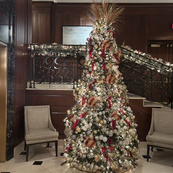 The Townsend Hotel - Christmas tree next to entrance into the party at Townsend - Hotels Near Me - Birmingham, Michigan The Townsend Hotel - Christmas tree next to entrance into the party at Townsend - Hotels Near Me - Birmingham, Michigan