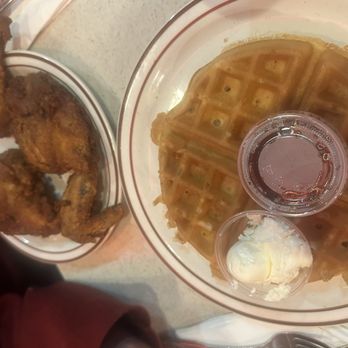 Bob’s Big Boy - Chicken and waffles - American Near Me - Burbank, California