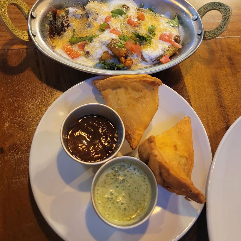 Samosa and Aloo Tikki Chaat Samosa and Aloo Tikki Chaat