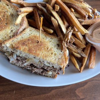 Madison Avenue Pub - Burger Dip - Pubs Near Me - Everett, Washington Madison Avenue Pub - Burger Dip - Pubs Near Me - Everett, Washington