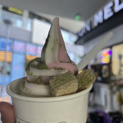 Don Melt - Swirl ice cream with strawberry and vanilla, topped with matcha powder and included wafers