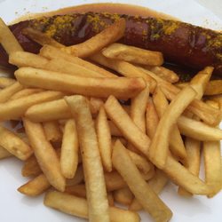 Strandkiosk VIP - Currywurst mit Pommes Frites