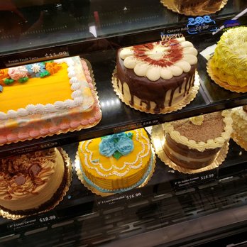 Vons - Oh so many cakes to choose from - Grocery Near Me - Atascadero, California