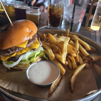 1909 - Double prime smash burger - Bars Near Me - Temecula, California