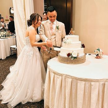 Eagle Ridge by Wedgewood Weddings - Cake cutting - Venues & Event Spaces Near Me - Gilroy, California Eagle Ridge by Wedgewood Weddings - Cake cutting - Venues & Event Spaces Near Me - Gilroy, California