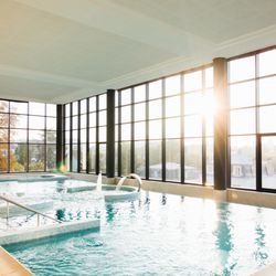 Spa Diane Barrière Enghien-les-Bains - Piscine et parcours aquatique.
