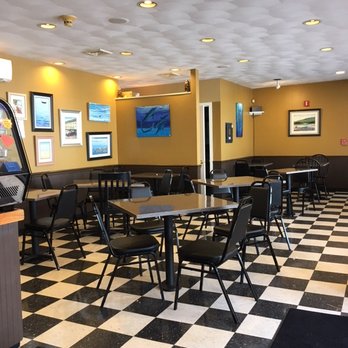 Blue Kangaroo Cafe - Clean and empty (this was around 12:30p on a Wednesday). - Cafes Near Me - Barrington, Rhode Island