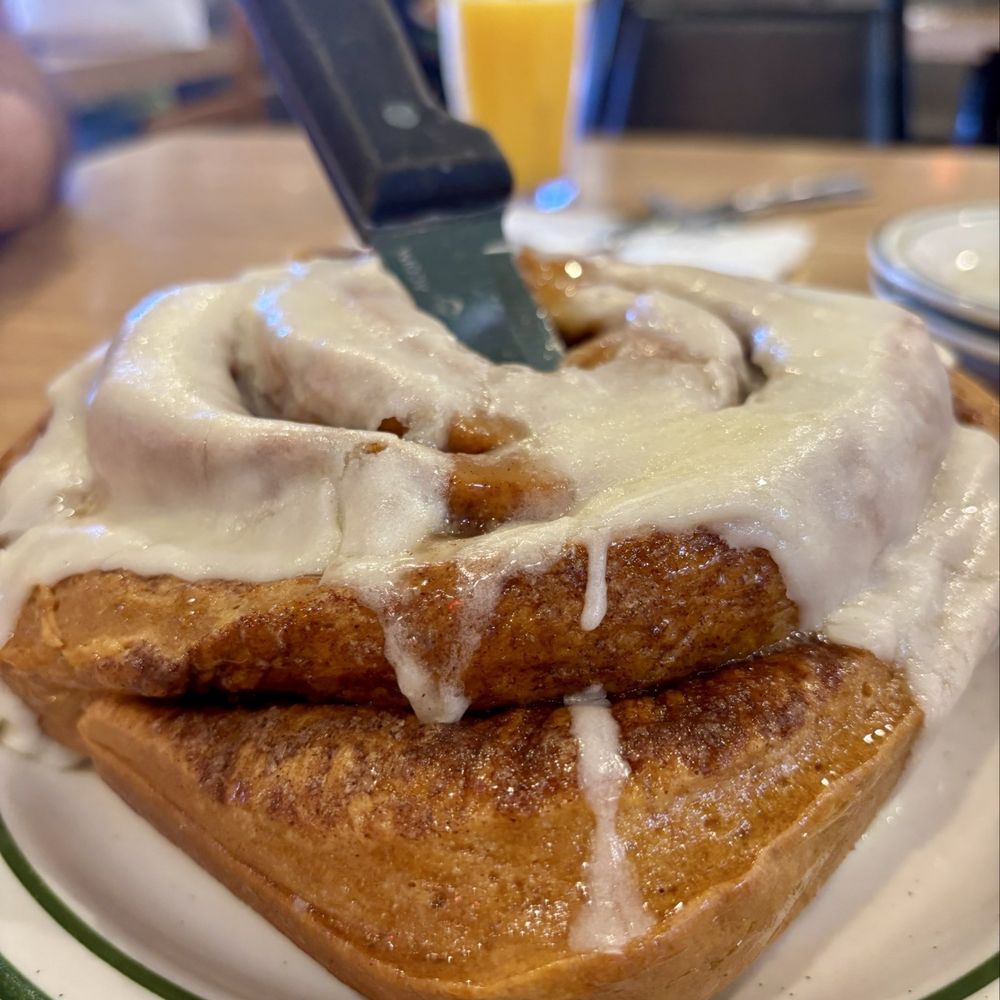 Penfold's Cafe & Bakery - Giant cinnamon roll - Breakfast & Brunch Near Me - Temecula, California