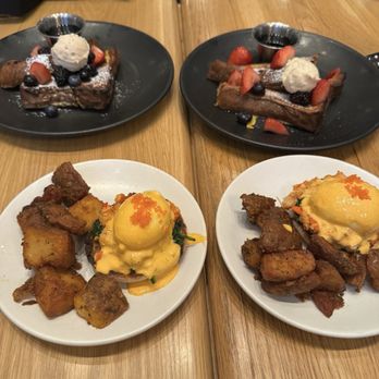 Somerset - Crab Benedict and French toast - American Near Me - Chicago, Illinois Somerset - Crab Benedict and French toast - American Near Me - Chicago, Illinois