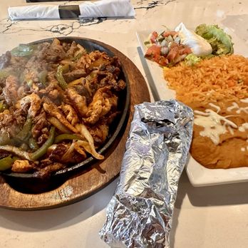 Cantina's Mexican Kitchen - Chicken and shrimp fajitas..swoon - Mexican Near Me - Clermont, Florida