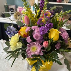 Beautiful and fresh floral arrangement, Designer's Choice!