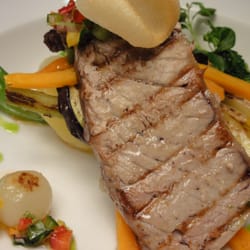 Almar - Ventresca de atun elaborada en barbacoa y sus guarniciones