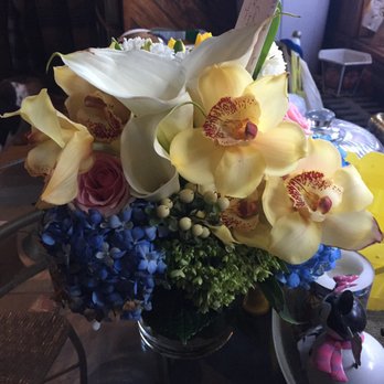Flores Mantilla - Florists Near Me - Marblehead, Massachusetts Flores Mantilla - Florists Near Me - Marblehead, Massachusetts