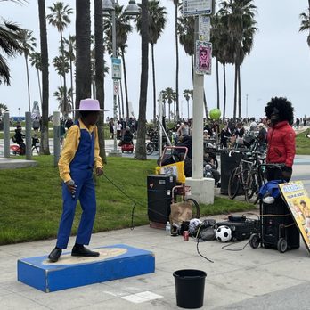 Venice Statepark - Street performers - Beaches Near Me - Venice, California