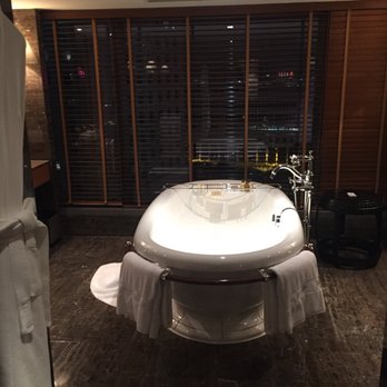 香港文華東方酒店 - Suite bathroom - Hotels Near Me - Hong Kong, HK