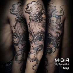 MBA - My Body Art - Tatouage pieuvre réaliste, réalisé par Benji, en guest à MBA - My Body Art Lyon