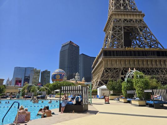 Pool a Paris by null