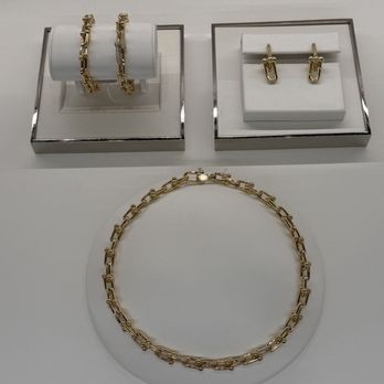 Tiffany & Co - Beautiful necklace with earrings - Accessories Near Me - San Diego, California Tiffany & Co - Beautiful necklace with earrings - Accessories Near Me - San Diego, California