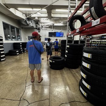 Sam's Club - line at opening (most people were walk in's like me) - Tires Near Me - Honolulu, Hawaii
