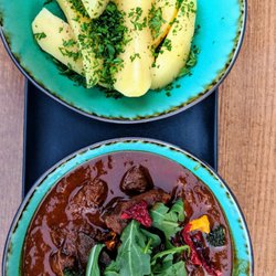 Markt 45 - Kesselgulasch mit Petersilienkattoffeln.