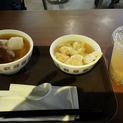池記 - Beef brisket noodles and shrimp wonton soup plus Barley water.
