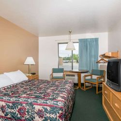 Super 8 by Wyndham Shawano - Guest room