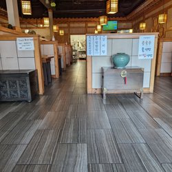 Kang Seo - So calm, chill, and the food is pleasantly fragrant.