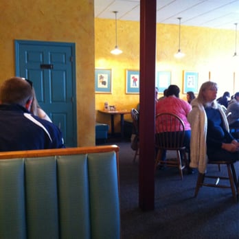 Cafe Espresso - Cheery atmosphere and really pleasant servers.  Good coffee and lots of options. Ask for the homemade guacamole with your eggs! - Breakfast & Brunch Near Me - Portsmouth, New Hampshire