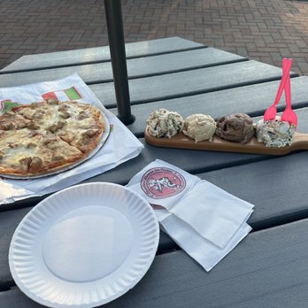 Yoo-Par Scoops - Pizza and ice cream flight - Mini Golf Near Me - Manistique, Michigan
