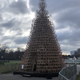 Christmas tree of sleds