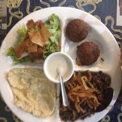 Baghdad - Prato quente de falafel. 3 falafels, arroz com lentilhes, salada fatoush e hummous! Delicia. R$30