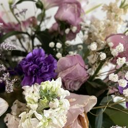 Anna's Flowers & Gifts - Horrible flowers - don't last 4 days.