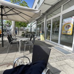 Espresso & Gelato - Geschäft mit Sitzplätzen davor