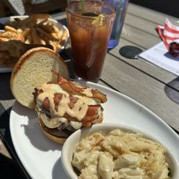 Burger with Mac and cheese! Burger with Mac and cheese!